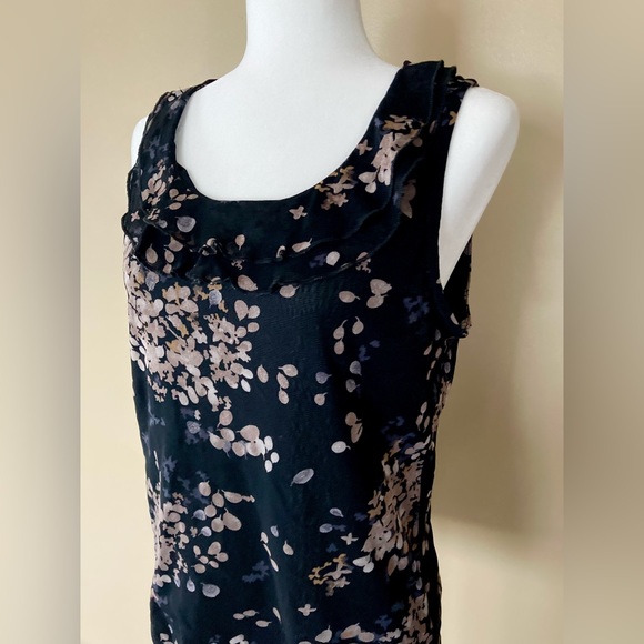 Sleeveless Blouse - Picture 2 of 5